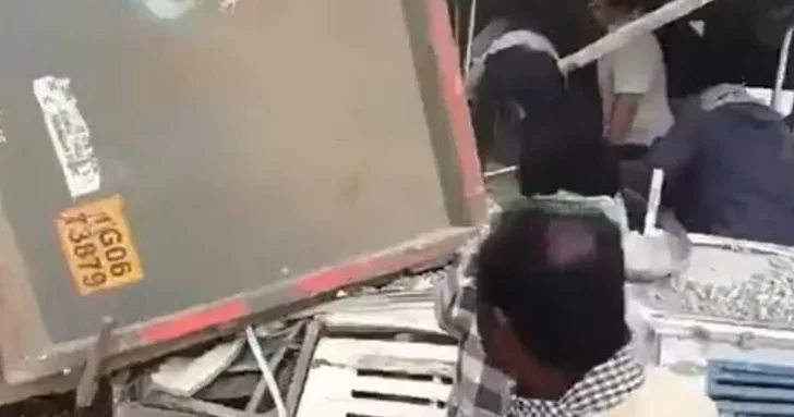 Трагедия на дороге: 24 погибших при столкновении автобуса с грузовиком в Индии