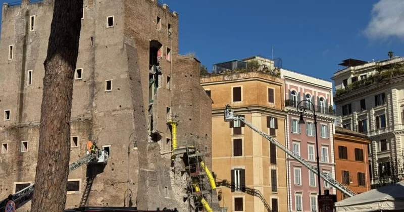 Romada tarixi tikilinin bir hissəsi uçub