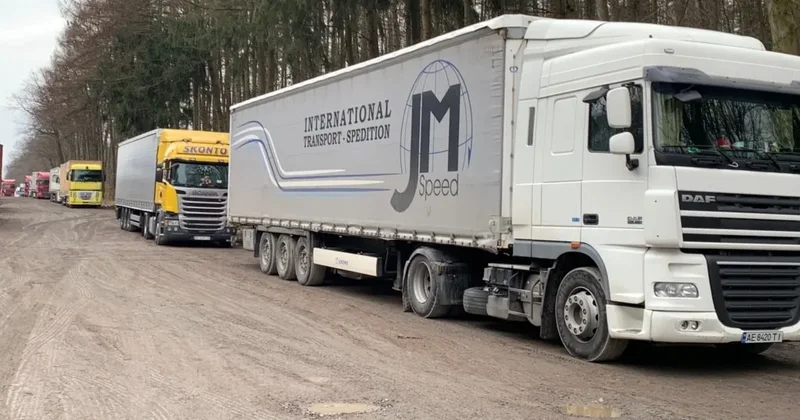 Lukaşenko Avropadan gələn yük maşınlarının hərəkətini qadağan etdi