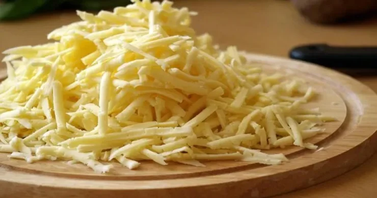 Niyə sürtgəcdən keçirilmiş pendir almaq olmaz? TƏHLÜKƏLƏR