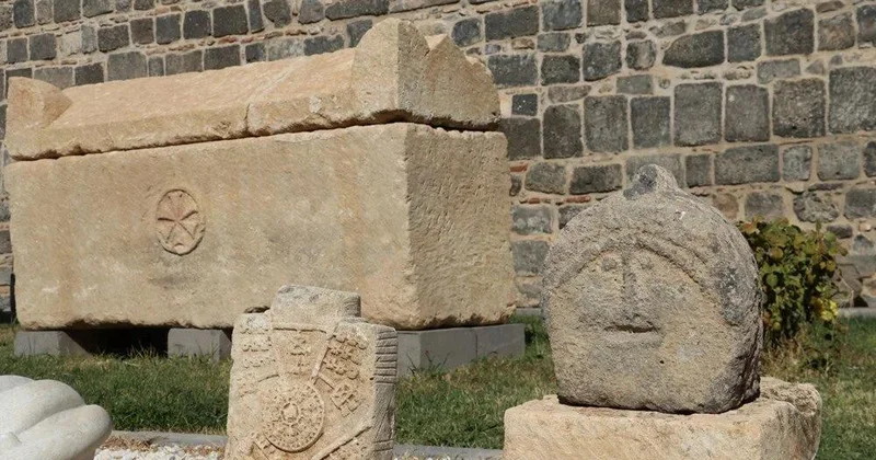 “Dünyanın ilk emojili əsgər məzarı daşı” Diyarbəkirdə sərgilənir