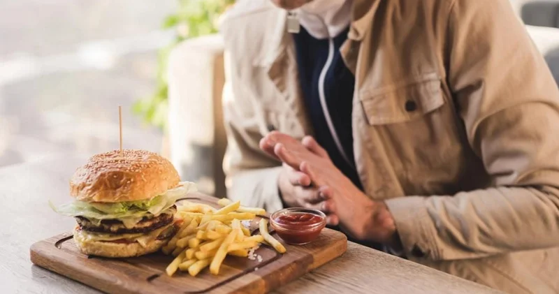 Yüksək təzyiq zamanı qidalanmada uzaq durulmalı olan 10 zərərli məhsul və içki