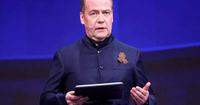 Медведев: Чем больше Запад потратит на Украину, тем больше территорий вернется в РФ