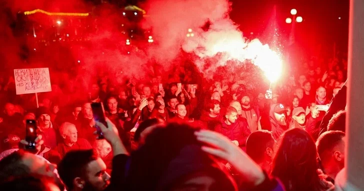 Ночь протестов в Белграде: десятки задержанных и раненый полицейский