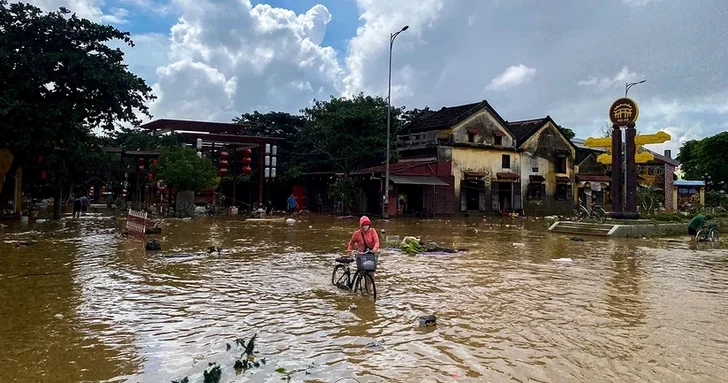 Стихия не отступает: 42 человека стали жертвами наводнений в центральном Вьетнаме