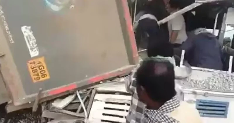 Hindistanda yük maşını avtobusla toqquşub: 20 ölü, 18 yaralı