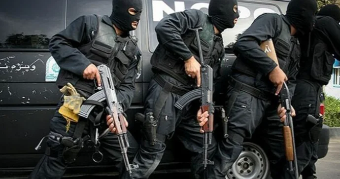 Polis avtomobilinə hücum edilib, yaralananlar var