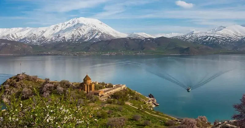 Van gölünün səviyyəsi endi, su altında qalmış bəzi qalıqlar üzə çıxdı