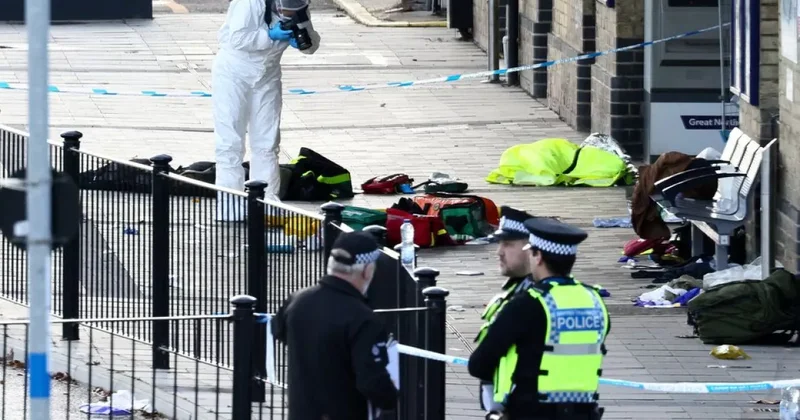 Британская полиция предъявила мужчине обвинение в покушении на убийство после нападения с ножом в поезде