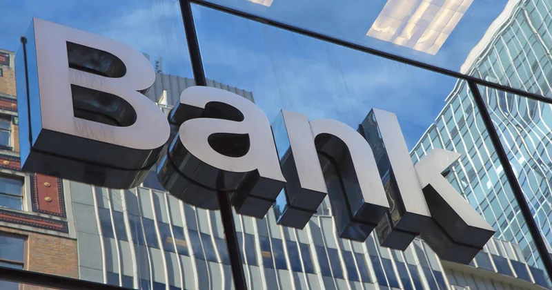 Мужчина разбил дверь банка, чтобы укрыться в тюрьме от долговых обязательств