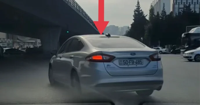 Sola düzgün dönməyən sürücü qəza törədib qaçdı VİDEO