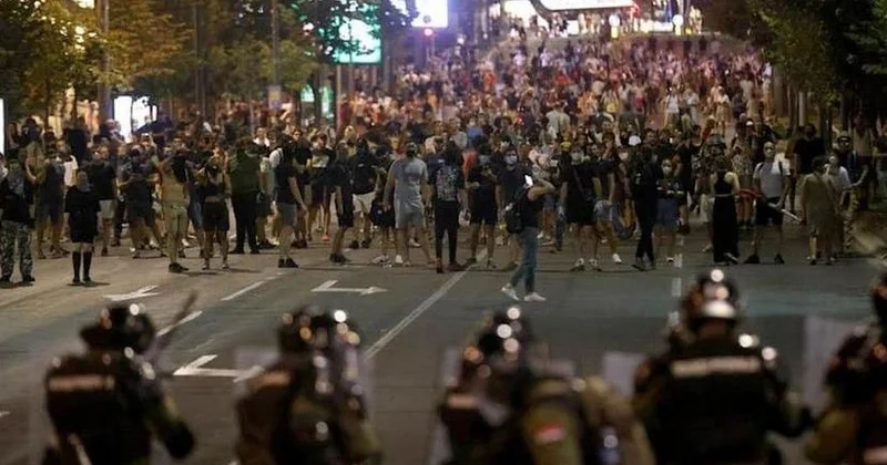 Serbiya DİN: Belqradda aksiyada polis əməkdaşı yaralanıb