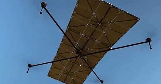Bloqçu günəş enerjisi ilə işləyən kvadrokopter yaradıb...