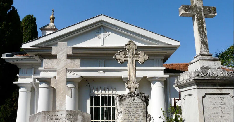 В Париже разыграют в лотерею старинные надгробия