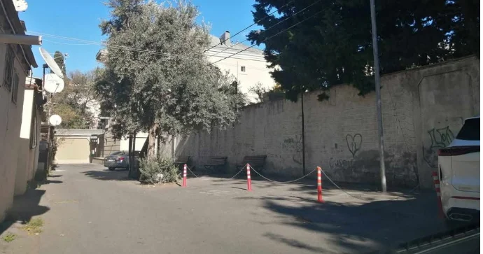 Məhəllədə sürücülər tumbalarla özlərinə parkinq düzəldib FOTO