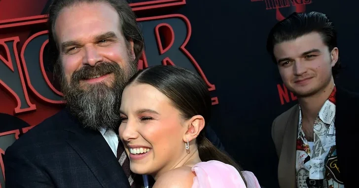 Скандал на съемках Очень странных дел : Милли Бобби Браун обвинила Дэвида Харбура в буллинге