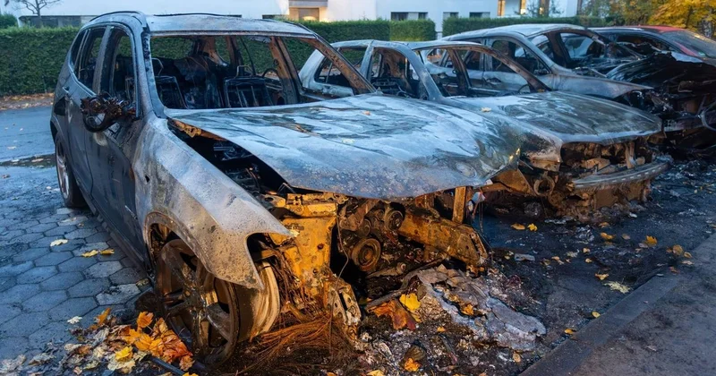 Almaniyada deputatın avtomobili yandırıldı