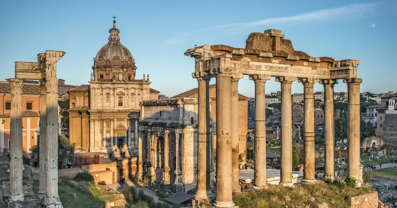 Romanın mərkəzindəki Forumda tarixi qüllə uçub