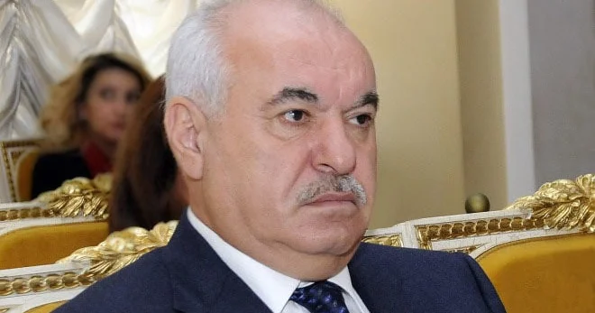 Evlərini, Novxanıdakı villasını, avtomobillərini satdı