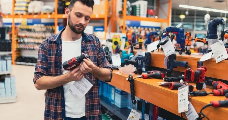 Покупатель в Баку накричал на продавщицу суд назначил штраф