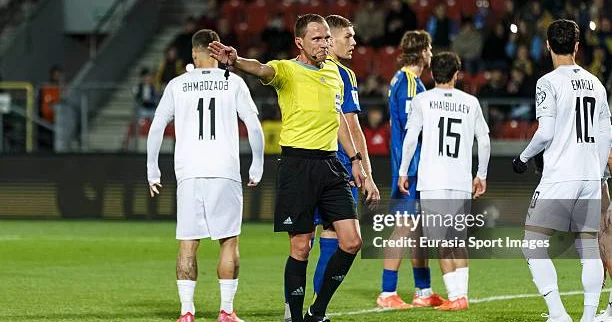 Millinin oyununda mübahisəli qərarlar verən hakim “Qarabağ”ın matçında