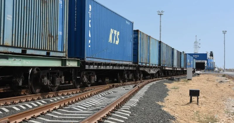 Движение поездов в направлении порта, соединяющего Азербайджан и Центральную Азию, приостановлено