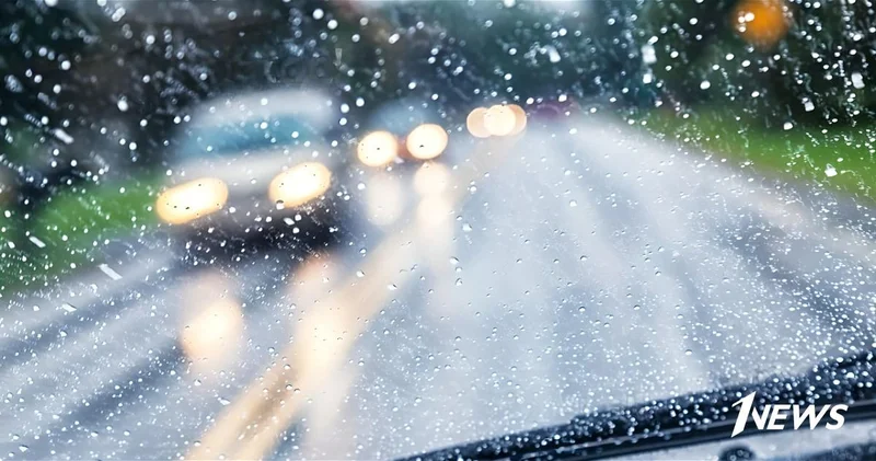 Водителям напомнили о правилах безопасности на дорогах в дождливую погоду