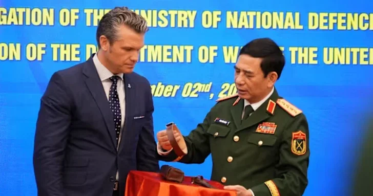 Возвращение утраченного наследия: глава Пентагона передал Вьетнаму исторические артефакты