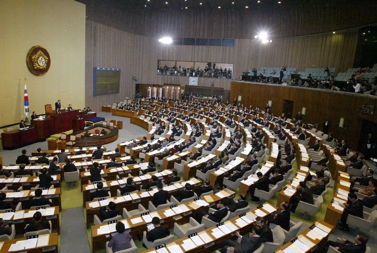 Cənubi Koreyada Parlamentin və siyasi partiyaların fəaliyyəti müvəqqəti dayandırılıb