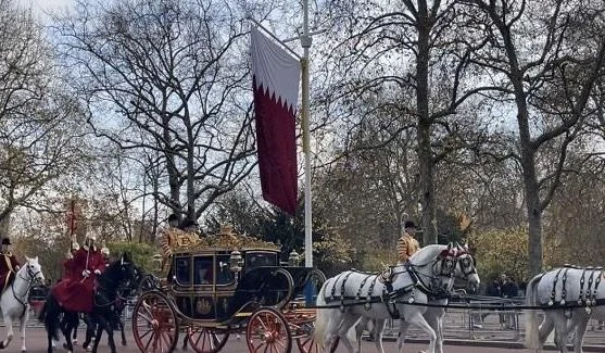 Britaniya kralı Qətər əmirini Bukinqem sarayında qarşıladı