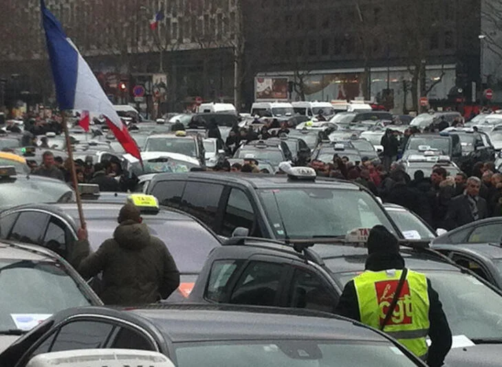 Сотни таксистов заблокировали движение в центре Парижа