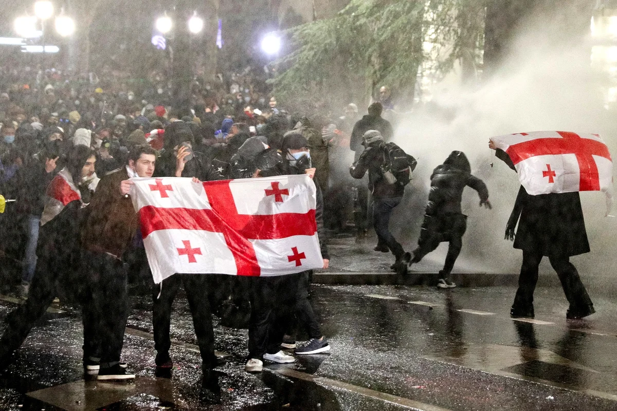 Tbilisidə xüsusi təyinatlılarla etirazçılar arasında toqquşmalar davam edir, saxlanılanlar var