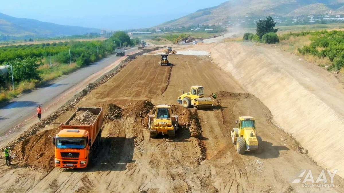 AğdamƏsgəranXocalıXankəndi yolunun yenidən qurulması sürətlə davam etdirilir