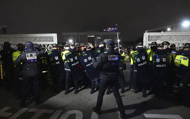 Koreyalı deputatlar prezidentin impiçmentinə səs vermək üçün hasara çıxıb