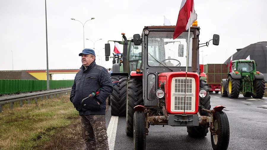 Polşalı fermerlər 20 yerdə traktorlarla nəqliyyatın hərəkətini kəsiblər