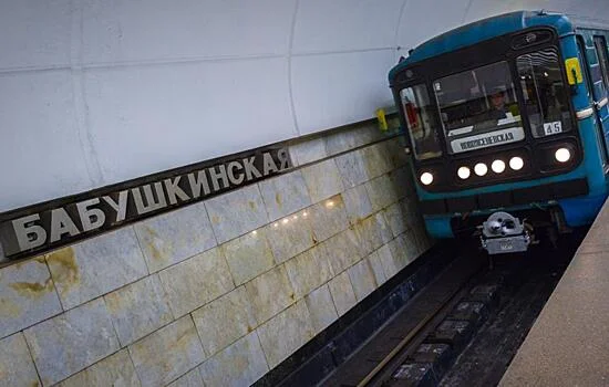 Moskva metrosunda relslərə düşən qadın xilas edilib