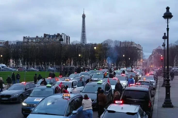 Yüzlərlə taksi sürücüsü Parisin mərkəzində nəqliyyatın hərəkətini dayandırıb