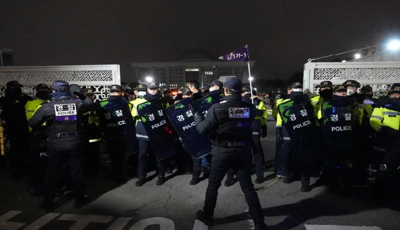 Cənubi Koreyada parlament binası qarşısında yüzlərlə insan hərbi vəziyyətin tətbiqinə etiraz edir