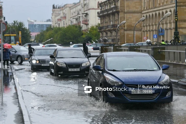 Ливневый коллапс: улицы Баку вновь превратились в реки Новости Азербайджана