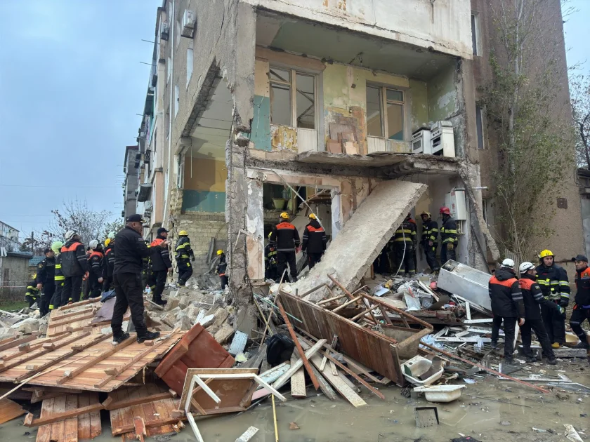 Sumqayıtda yaşayış binasında partlayış baş verib, sakinlər təxliyə edilib