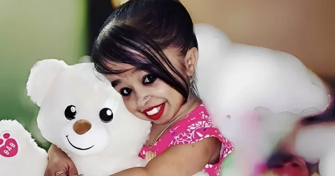 Boyu 62 sm, çəkisi 5 kiloqram olan dünyanın ən kiçik qadını Məşhur seriallarda rol alıb, öz geyimlərini dizayn edir