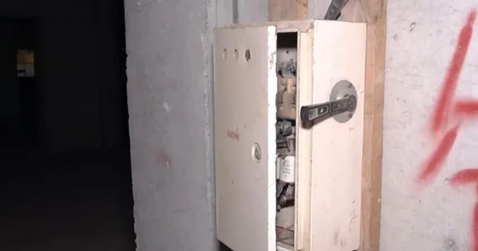 Sakinlər istiliyə görə həyətdə ocaq qaladılar: MTK binanı niyə təhvil vermir?