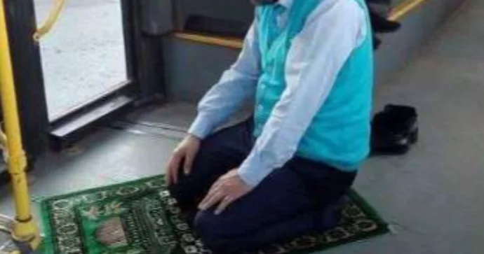 İctimai nəqliyyatda namaz qılmaq provokasiya kimi qiymətləndiriləcək Qərar