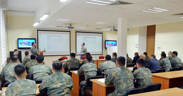 Мобильная тренинговая группа НАТО проводит семинар в Баку