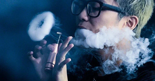 Elektron siqaretdən istifadə edənlərin diqqətinə! Video