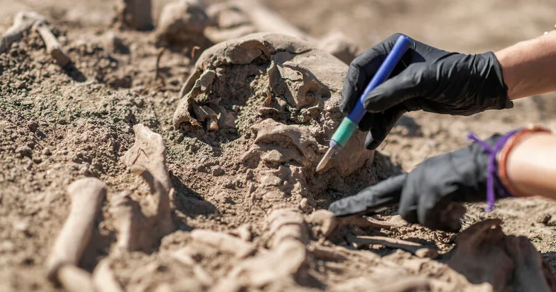 Macarıstanda arxeoloqlar 1700 illik Roma daş sarkofaqını aşkar ediblər