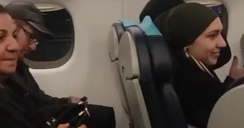 Sizinlə danışan təyyarə bələdçisi Hökumə Əliyevadır Yeni VİDEO yayıldı