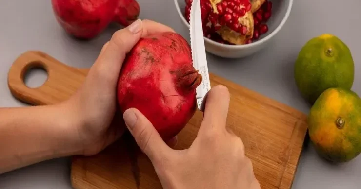 Şirəsini sıçratmadan narı dənələməyin asan yolu Qaşıqla 1 dəqiqəyə