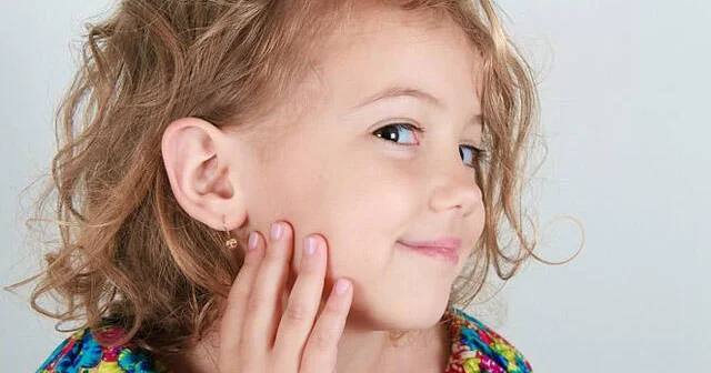 Uşağın saçını sığallayıb qulağındakı qızıl sırğaları OĞURLADI VİDEO