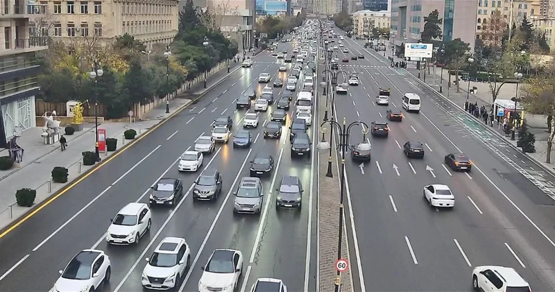 В Баку на ряде основных улиц и проспектов затруднено движение транспорта ФОТО